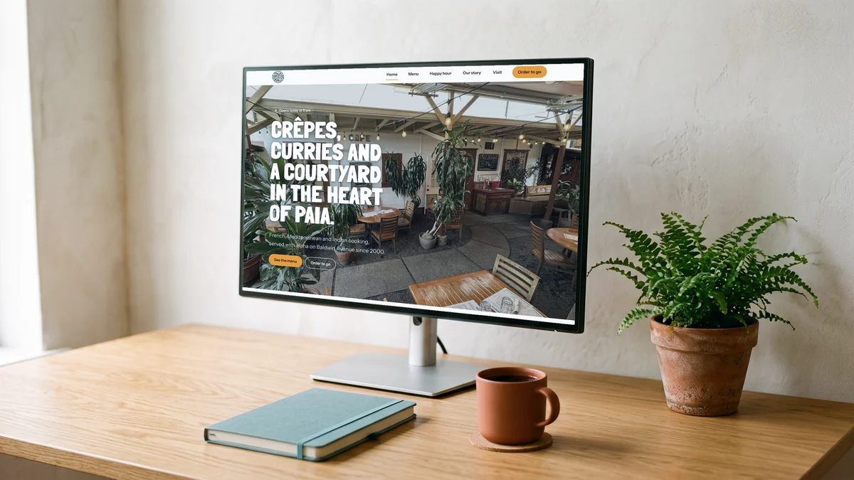 Café des Amis website on a desktop monitor