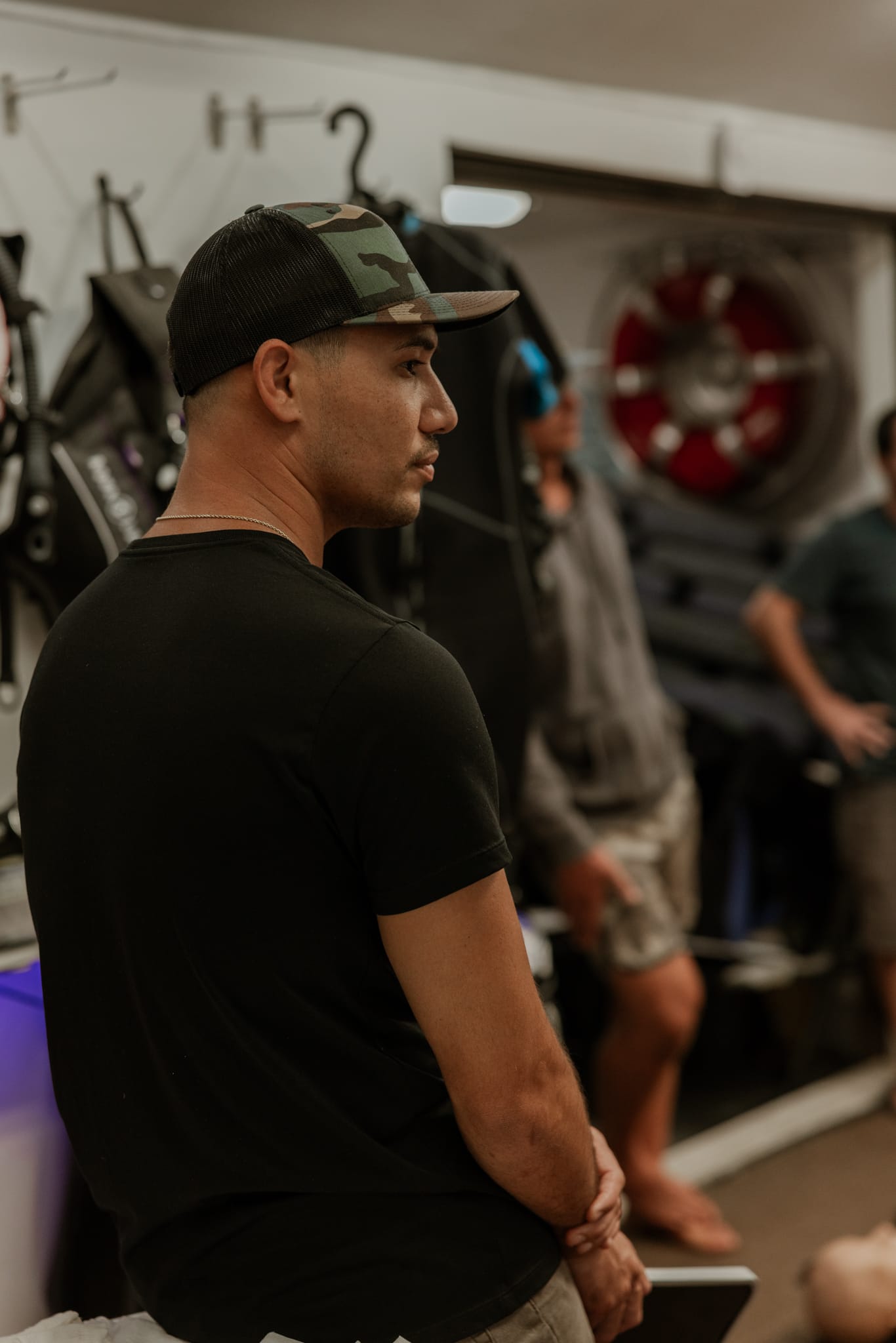 IMG_0917 Digital Reach, Man in camo hat and black shirt, side profile. Potential marketing consultant in Hawaii.